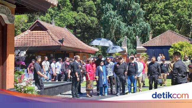 Kunjungi Kebun Raya Candikuning Bali, Megawati Disambut Gubernur Koster