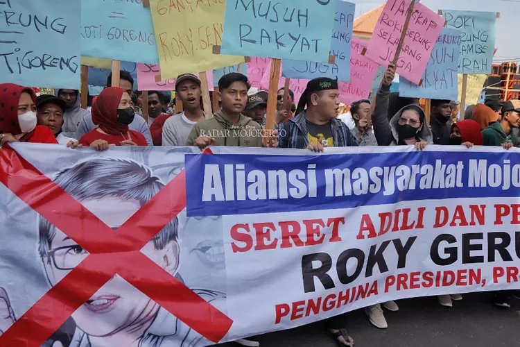 Ratusan Orang di Mojokerto Desak Penjarakan Rocky Gerung