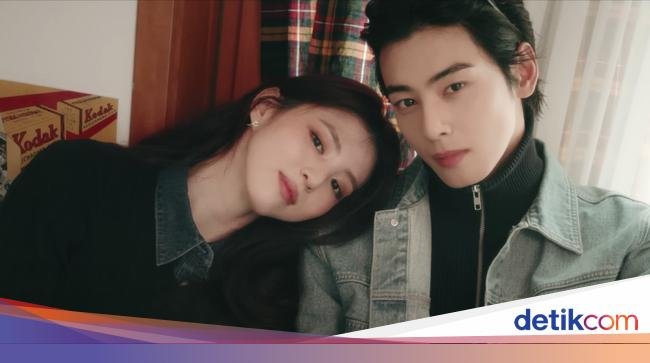 8 Foto Han So Hee dan Cha Eun Woo Jadi Couple Kampus, Bikin Fans Ambyar