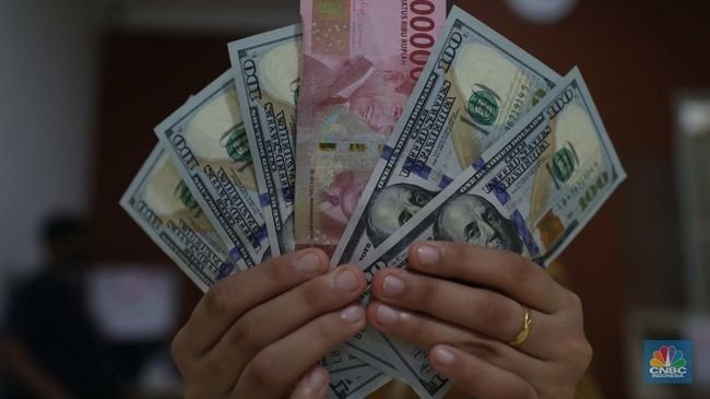 Rupiah Makin Ambruk, Dolar Kian Dekati Rp 15.400