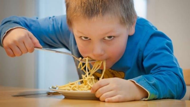 6 Bahaya Anak Makan Sambil Nonton, Orangtua Wajib Tahu!