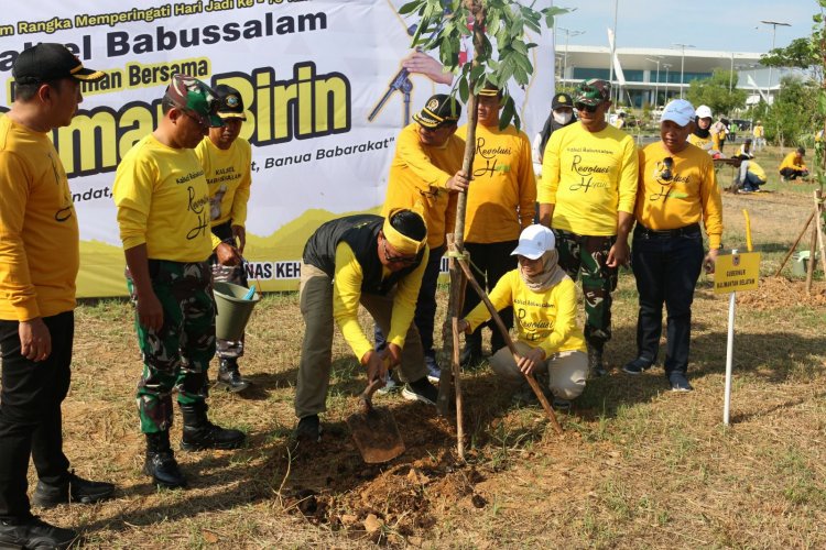 Dukung Gerakan Revolusi Hijau, Bandara Internasional Syamsudin Noor tanam 1.000 pohon