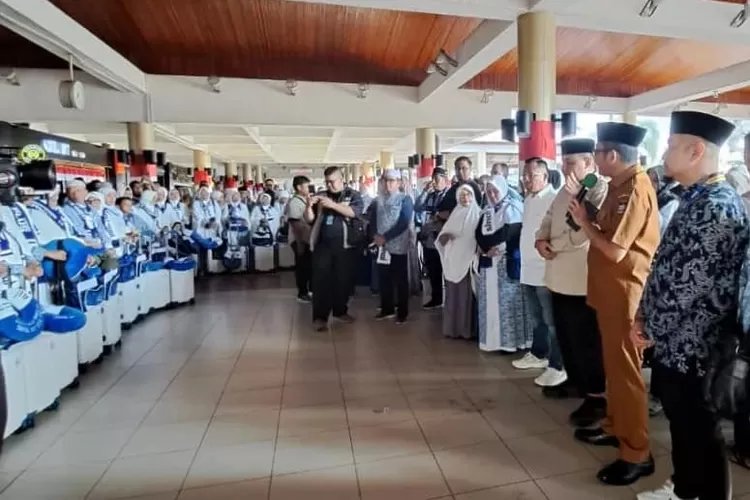 Wako Hendri Septa Lepas Keberangkatan Jemaah Umroh PT. Sukses Internasional Tour & Travel