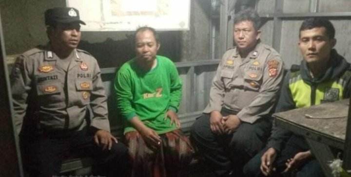 Kontrol Poskamling Polisi Ngawangkong Bareng di Poskamling Desa Binaan