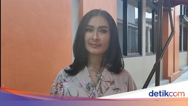 Iis Dahlia Tinggal di Rumah Rp 30 M, Buka Cuan Suami Bukan Cuma dari Gaji Pilot