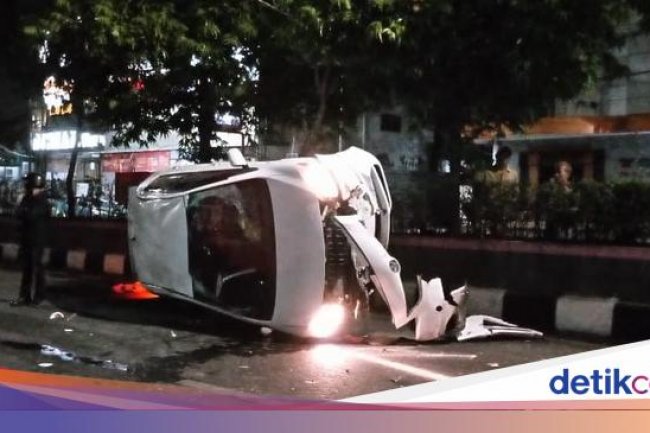 Tabrak Lari di Jalan Jensud Semarang, Mobil Vios Berisi 3 Penumpang Terguling