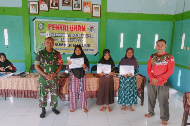 Babinsa 1015-05 Kota Besi Dampingi Penyaluran BLT-DD