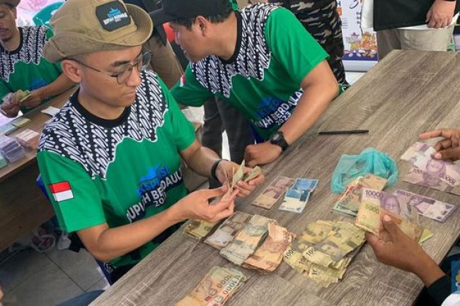 Nasib Rupiah: Dilipat, Basah, Diremas Sampai Ditulis Nomor HP