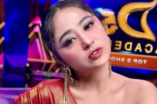 Outfit Manggung Dewi Perssik Digunjing: Ini yang Kemarin Bilangnya Wanita Terhormat Bisa Ngaji?
