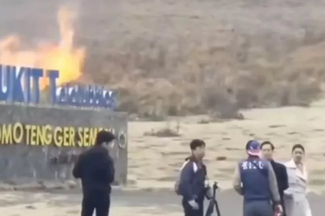 Kronologi Peristiwa Kebakaran di Bukit Teletubbies Gunung Bromo: Pengunjung Menyalakan Flare