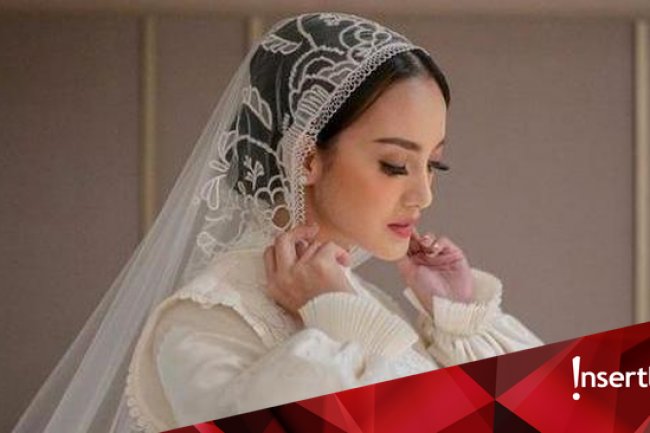 Hati Ririn Ekawati Terenyuh Saat Dengar Obrolan Anak dengan Makam Ayahnya
