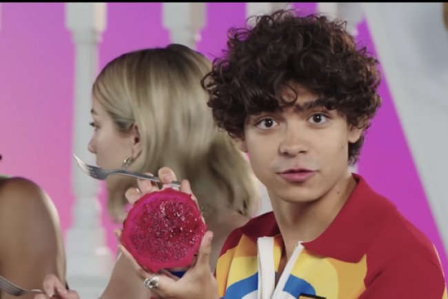 Reaksi Kocak Pemeran One Piece Live Action Cobain Buah-Buahan dari Indonesia