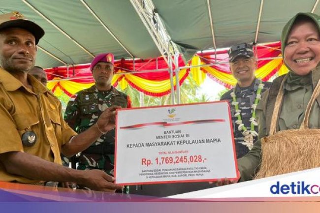 Mensos Serahkan Bantuan ke Warga Pulau Mapia Papua: Solar Cell-Ayam Petelur