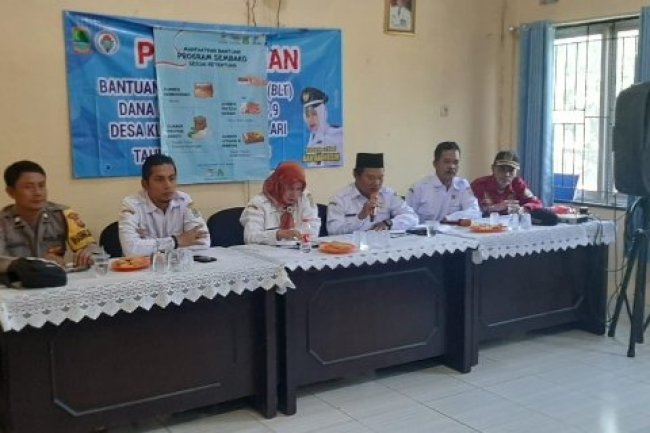 Hadiri Rapat Minggon Desa, Bhabinkamtibmas Polsek Klari Sampaikan Himbauan Kamtibmas