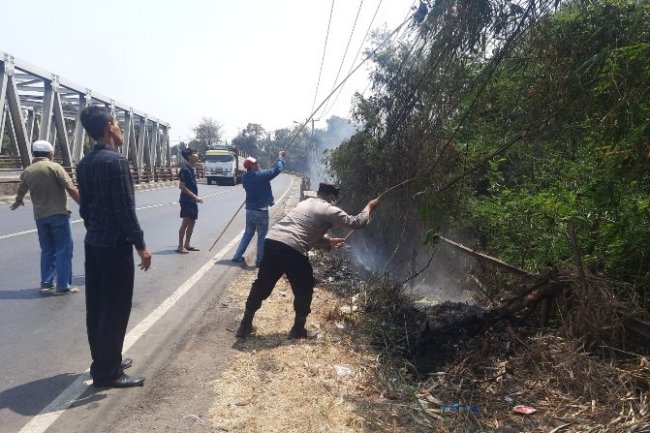 Ini Yang Dilakukan Personil Polsek Jatisari Di Lokasi Kebakaran