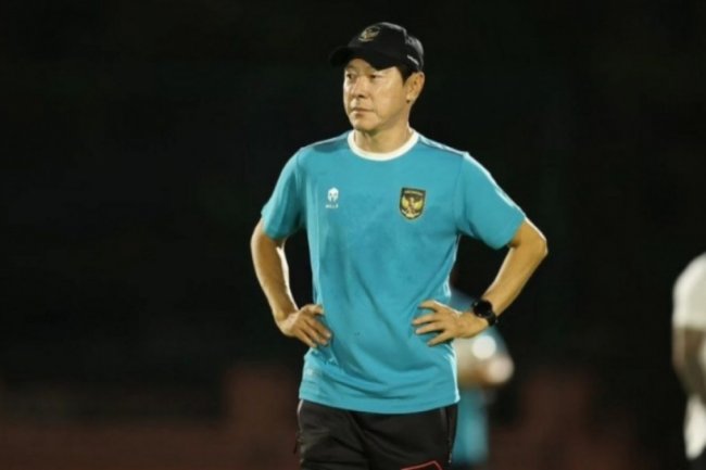 Shin Tae-yong Asyik Makan Babi Guling, Publik Ribut: Coba Rawon dan Ayam Geprek Level 10!