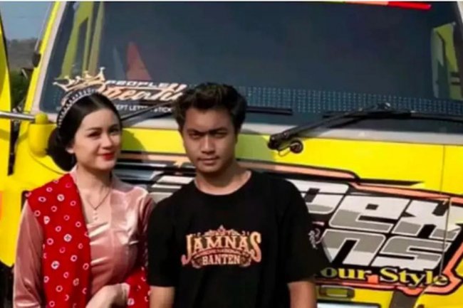 Kisah Cinta Model Cantik dengan Sopir Truk, Rela Tinggalkan Profesi