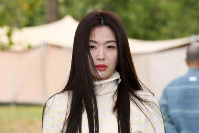 Gaya Memesona Jun Ji Hyun di Burberry Show London Fashion Week, Sempat Pose dengan Son Heung Min
