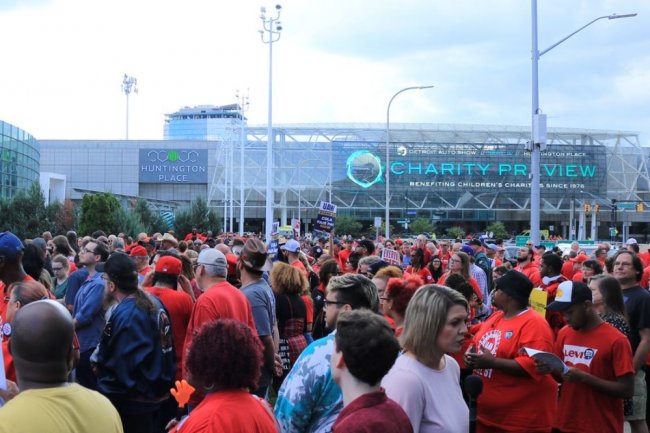 Negosiasi berlanjut antara serikat pekerja dan produsen otomotif di AS