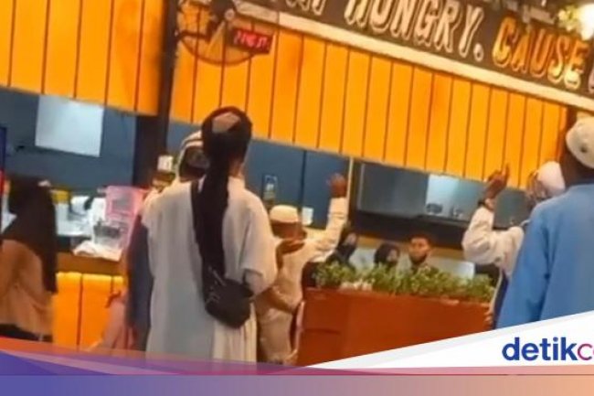 Heboh Sekelompok Pria Bergamis Mendadak Rukiah Mie Gacoan di Pamekasan