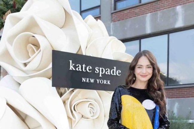 Potret Enzy Storia Nikmati Presentasi Kate Spade di NYFW Bersama Artis Ternama Hollywood