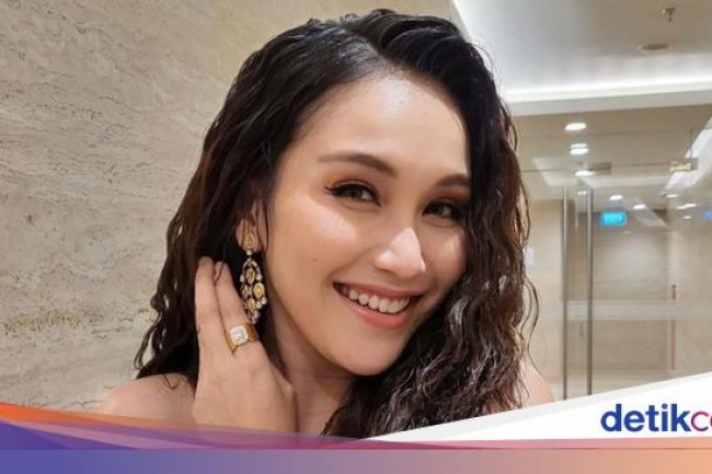 Gaya Ayu Ting Ting Tampil Bak Idol K-Pop, Dipuji Mirip Jisoo & Lisa BLACKPINK