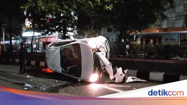Tabrak Lari di Jalan Jensud Semarang, Mobil Vios Berisi 3 Penumpang Terguling