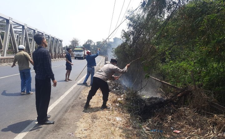 Ini Yang Dilakukan Personil Polsek Jatisari Di Lokasi Kebakaran