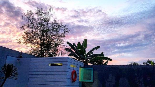 7 Potret Rumah Sophie Navita di Bali, Indah Ketika Senja