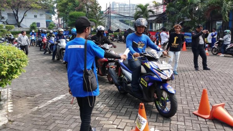 3 Tips Aman dan Nyaman Belajar Naik Sepeda Motor untuk Pemula