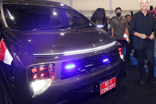 Ketika Ganjar Lirik Mobil RI-1 Saat Sambangi Pameran Otomotif