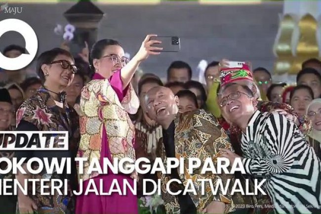 Kapolri-Menteri Ikut Jalan di Catwalk Istana Berbatik, Jokowi: Masa Serius Terus?