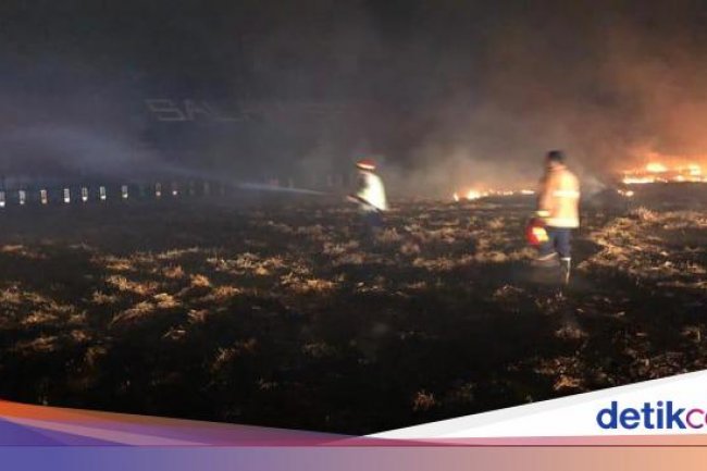 Rumput Stadion Kanjuruhan Terbakar Saat Malam Peringatan 1 Tahun Tragedi