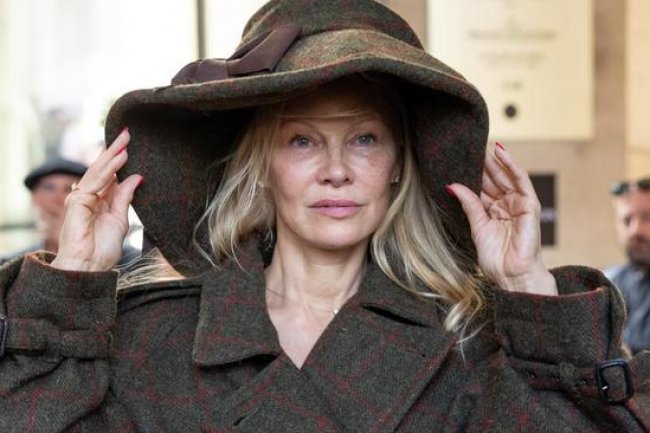 Pamela Anderson Tampil Tanpa Makeup di Paris Fashion Week 2024, Dikomentari Sesama Artis!