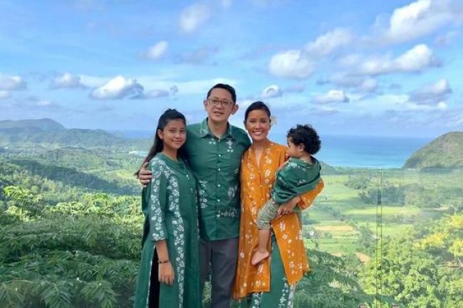 5 Potret Titi Radjo Bareng Suami & Anak-anak, Ada Si Bungsu yang Jarang Terlihat