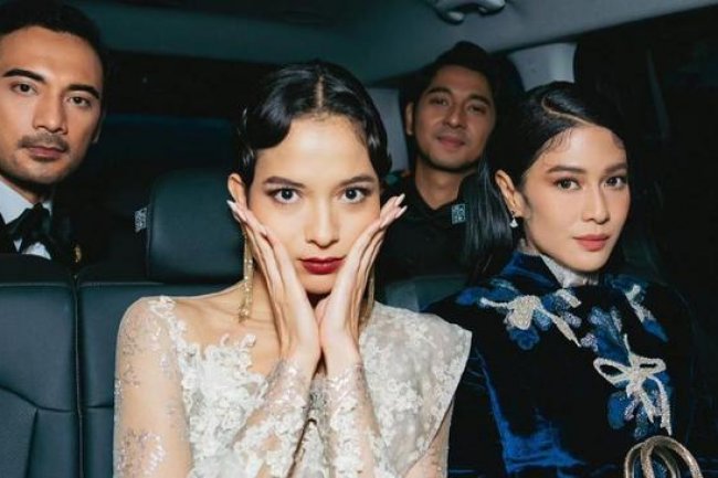 Adu Gaya Dian Sastro & Putri Marino di Busan International Festival Film 2023, Glamor Tradisional!