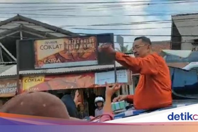 Heboh Aksi Berulang 'Sultan' Pandeglang Bagi-bagi Uang