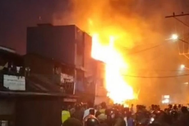 7 Rumah di Simpang Martubung Medan Terbakar
