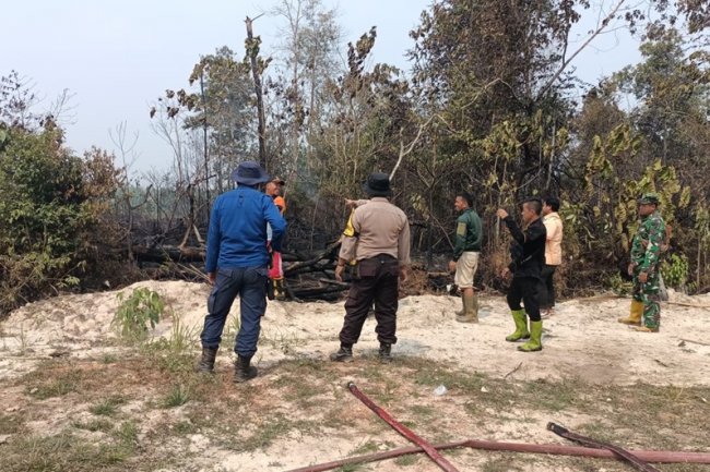 Bhabinkamtibmas Polsek Cempaga Hulu Polres Kotim Padamkan Api Karhutla