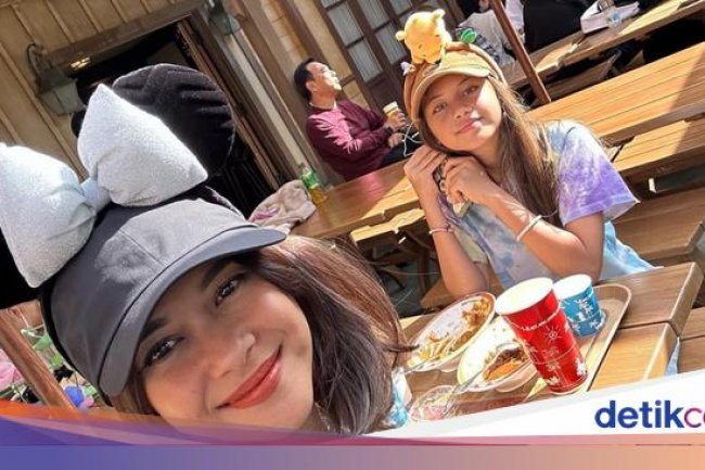 7 Foto Nana Mirdad Liburan ke Jepang Berdua Anak Gadisnya, Bak Kakak-Adik