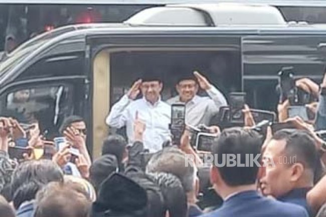 Disambut di Kantor Nasdem, Anies Salam dan Cium Tangan Surya Paloh