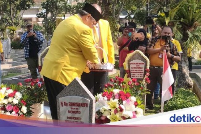 Airlangga dan Rombongan Ziarahi Makam Pahlawan Revolusi di TMP Kalibata