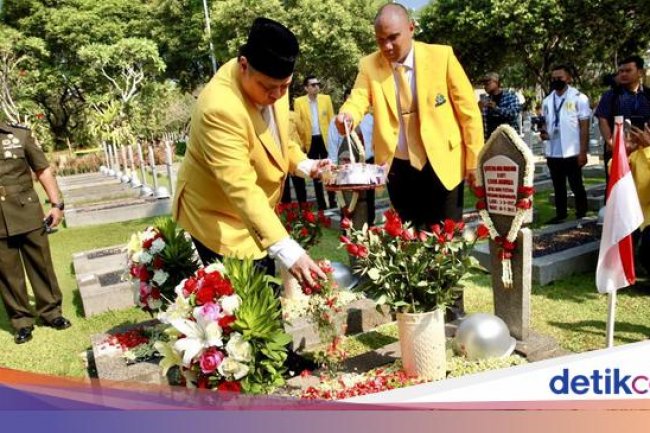 Airlangga dan Rombongan Tabur Bunga di TMP Kalibata