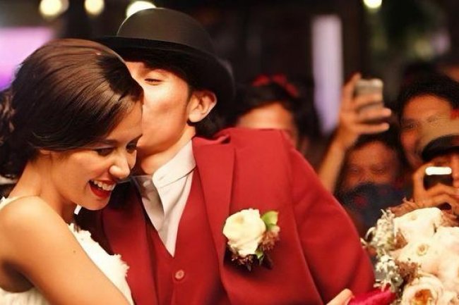Sweet! 5 Potret Ultah Pernikahan Marsha Timothy & Vino Bastian ke-11, Hadiah 200 Mawar hingga Unggah Momen Lawas