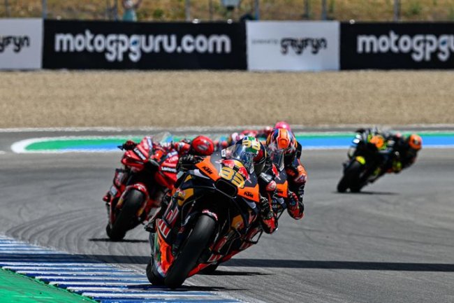 Sprint Race MotoGP Australia 2023 Batal, Jack Miller Asik Foto-foto Bareng Penonton