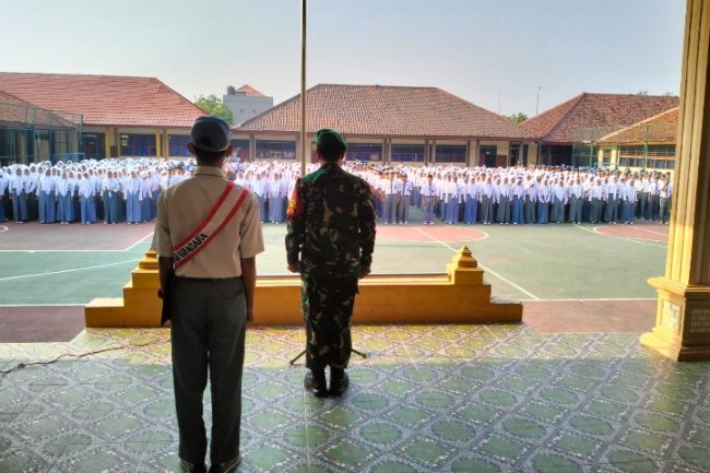 Babinsa Serbu Sekolah Di Karawang, Ini Yang Di Lakukannya...!!!