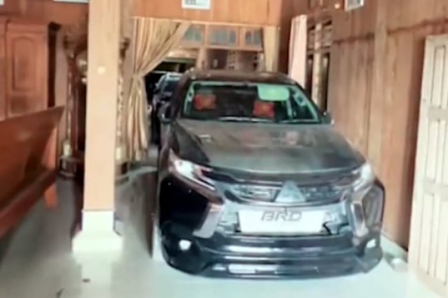 Rumah Kayu Mewah Jadi Garasi, Isinya 3 Pajero Sport!
