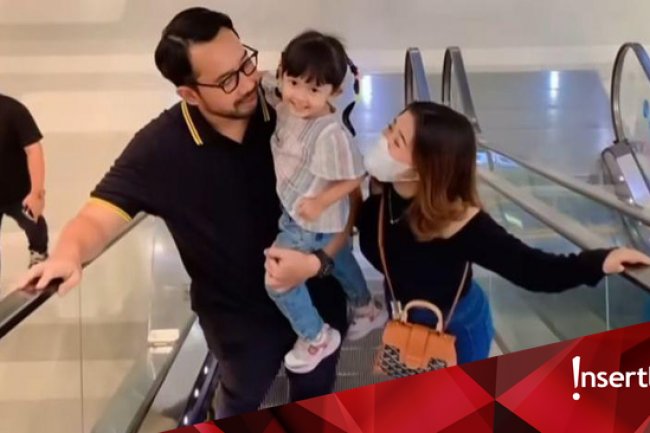 7 Potret Kompak Kiky Saputri & Suami Momong Anak Angkat bak Anak Kandung