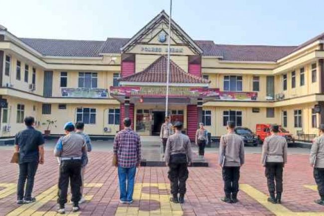 Kabag Ops Polres LebakĀ  Pimpin Apel Pagi Di Halaman Mako