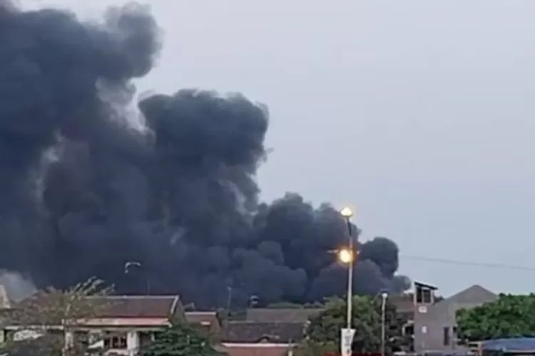 Peristiwa Kebakaran di Baturono Solo, Api Merembet ke Bangunan Sekitarnya